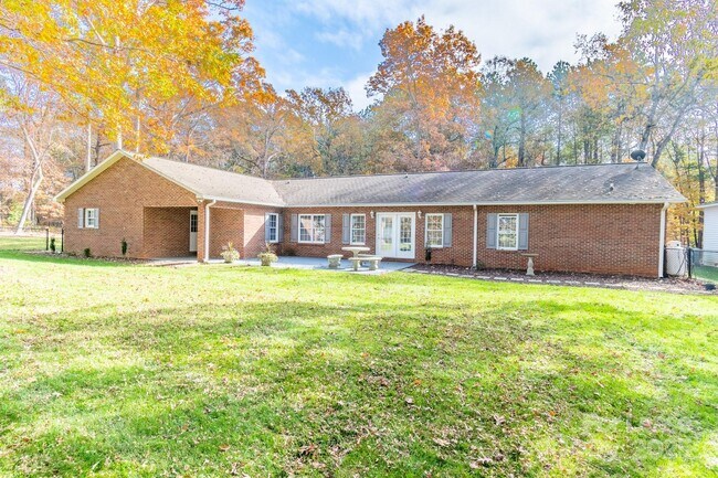 Building Photo - 7589 Monbo Rd