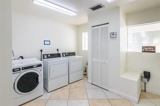 Building Photo - 2881 NE 32nd St