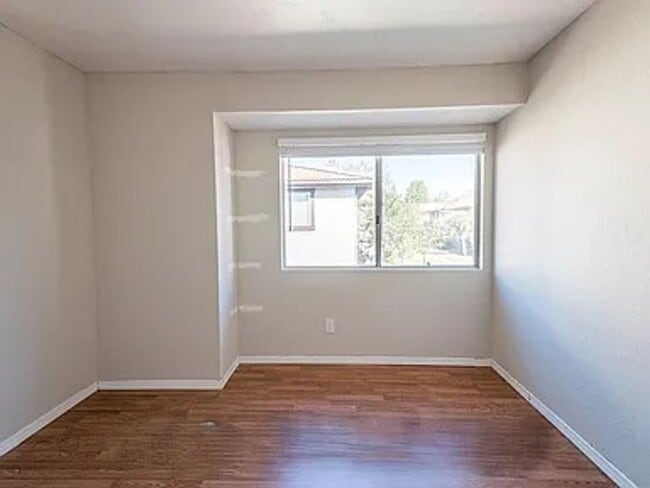 Building Photo - Spacious 3-Bed, 2-Bath upstairs Unit In a ...