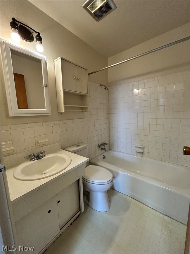 Building Photo - 407 Colonial Dr