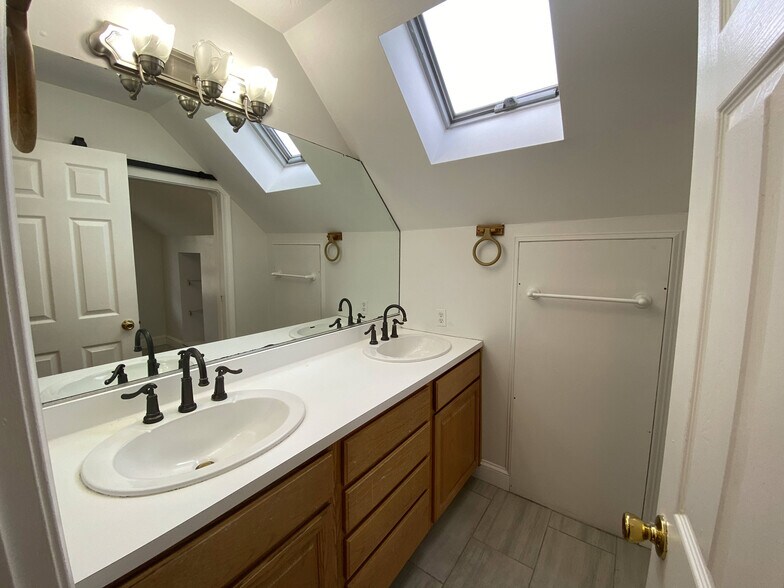 bathroom - 10 Ashford St