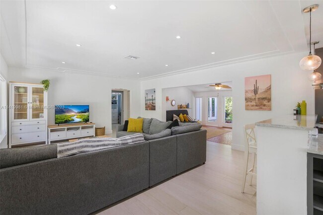 Primary Photo - 890 NE 90th St