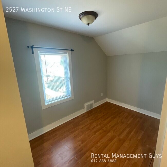 Building Photo - 4 Bedroom Home! Updated Kitchen and Office!