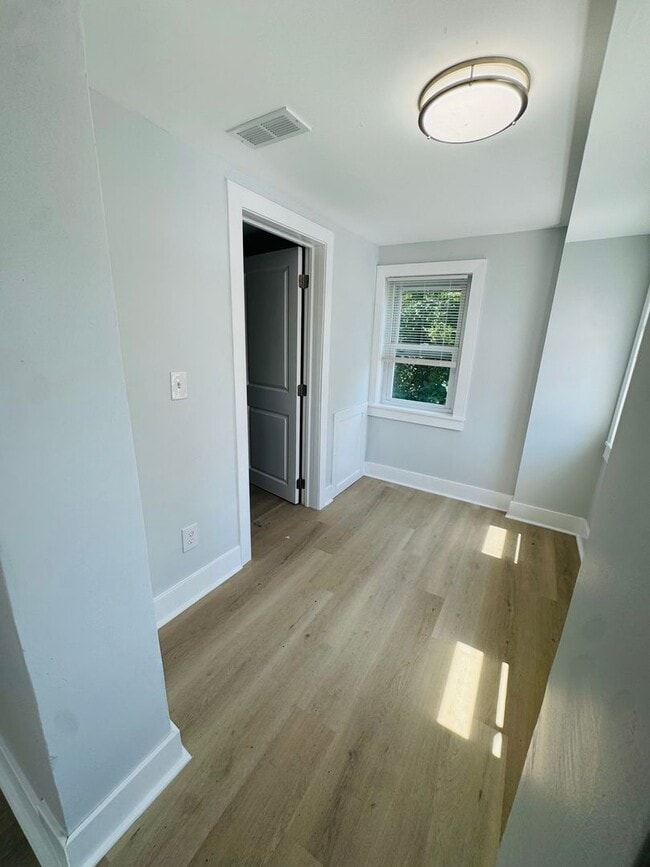 Building Photo - Remodeled 4bd/2 bath Home with Rear yard!!...