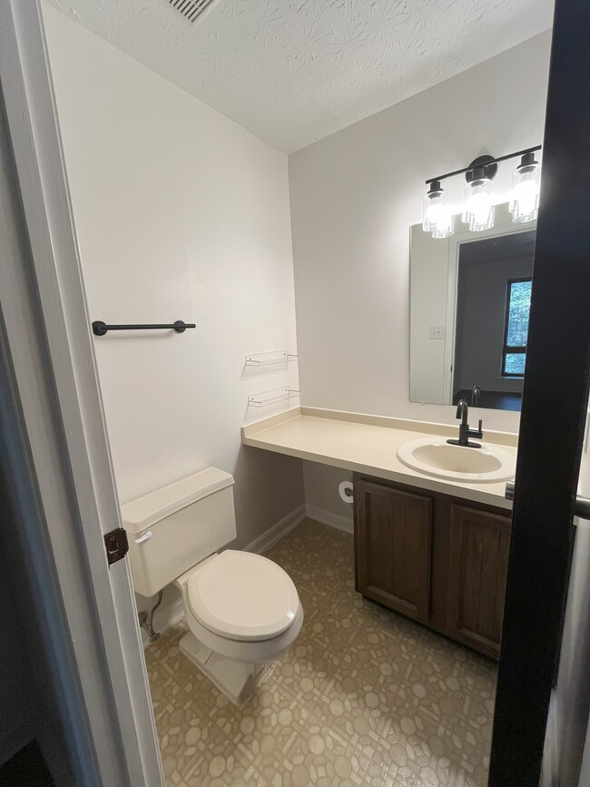 Building Photo - 44710 Beechwood Ct