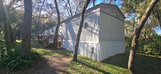 Building Photo - Model: Crown