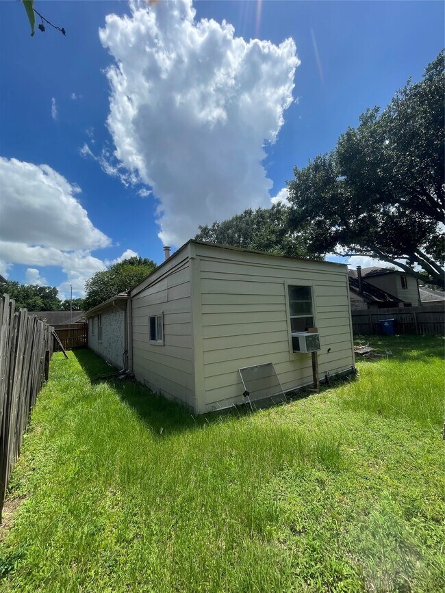 Building Photo - 6406 Bayou Crest Dr