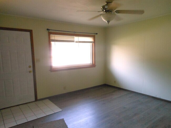 Building Photo - 2111 Maplehurst Ave