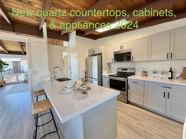 Building Photo - Modern two story Kaimuki home - all new ki...