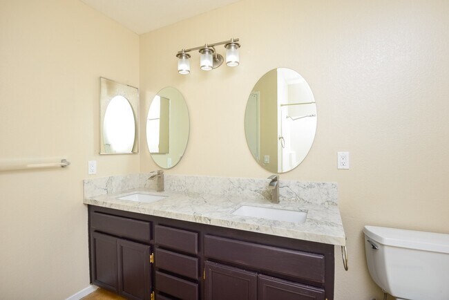 Building Photo - Remodeled Home in Cimarron with Amazing Vi...