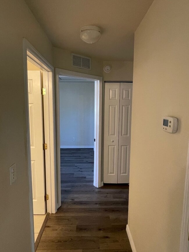 Building Photo - 2 Bedroom/2 Bathroom Apartment