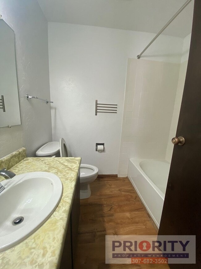 Building Photo - 3 bedroom, 2.5 bath 1,500 sqft Townhouse