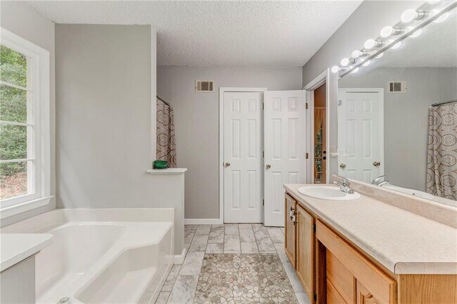 Building Photo - 58 Regent Ct