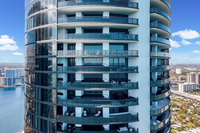 Building Photo - 18555 Collins Ave