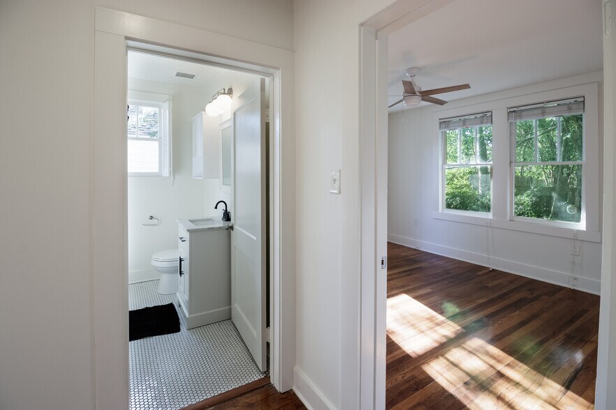 Building Photo - 2525 Belmont Ave