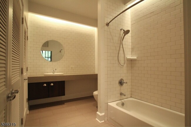 Building Photo - 988 Johnson Pl