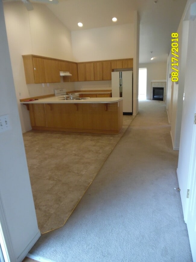 Building Photo - 565 NW Meadows Dr