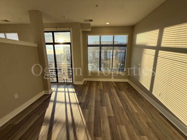 Building Photo - 810-421 W. 4th St-1BR/1BA 4th & Broad Condo!