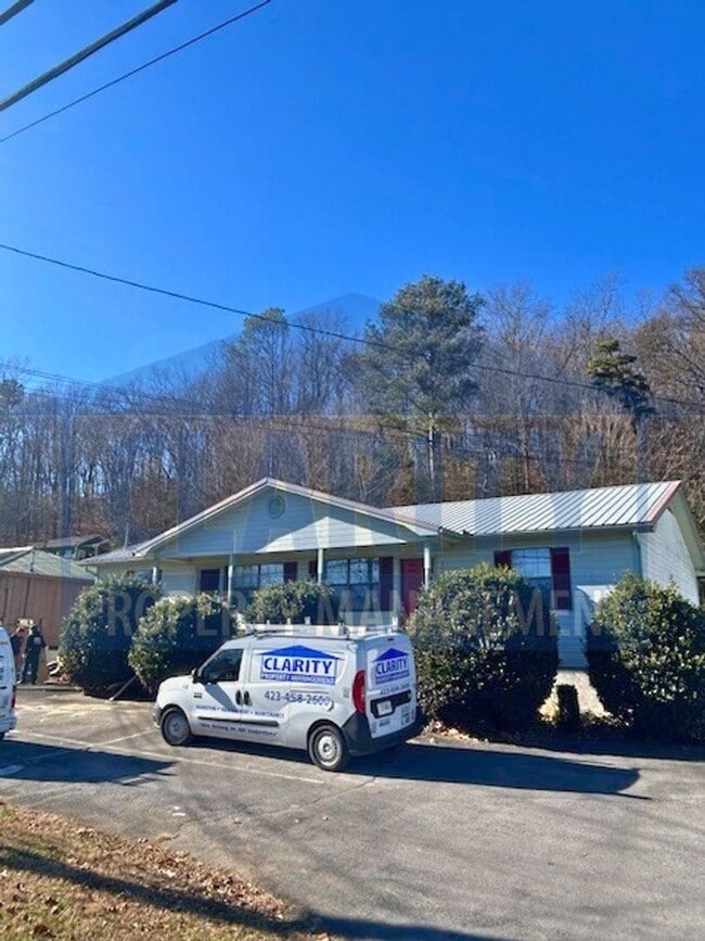 Building Photo - 3014/3016 Blue Springs Rd