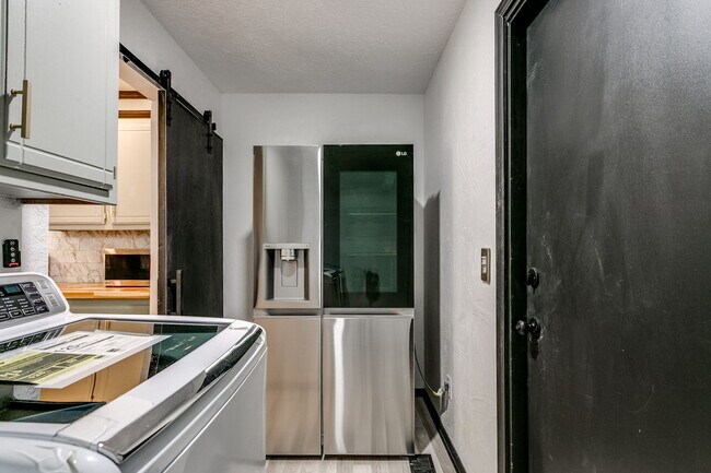 Building Photo - 1521 E Main St