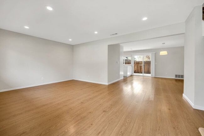 Building Photo - Spacious 4-Bedroom, 2.5-Bath Townhouse Clo...