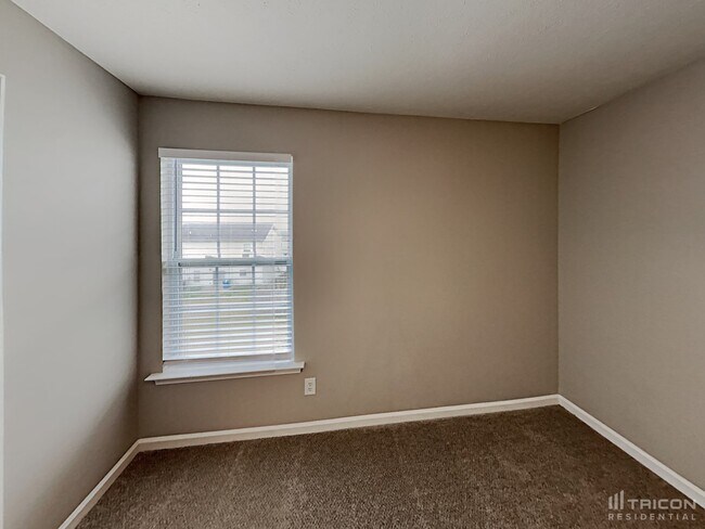 Building Photo - 225 Quiet Ln