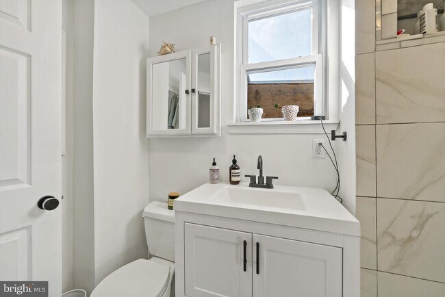 Building Photo - 2648 E Mayfield St