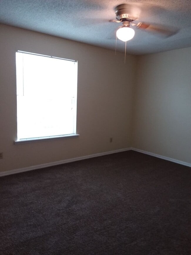 Building Photo - Large 2/2.5 towhome near NAS Jax