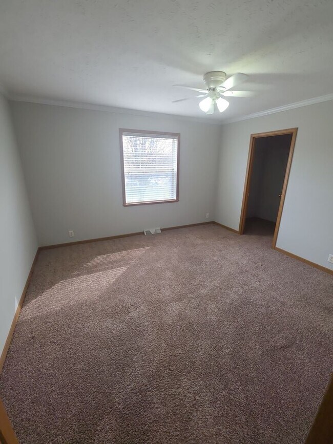 Building Photo - 124 Lake Ln