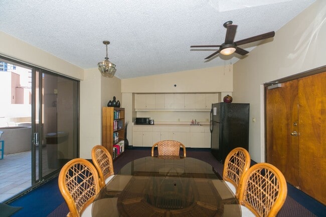 Building Photo - Canterbury Place - Fully renovated with hi...