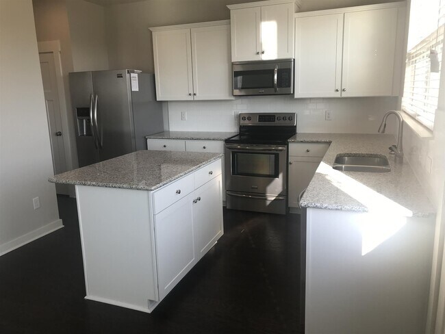 Building Photo - 3037 Commonwealth Dr