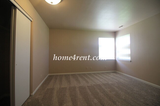 Building Photo - Cozy Olathe Ranch Style Home w/ Wood Floors!