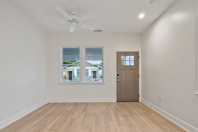 Building Photo - Newly renovated 2BD/2.5BA with off street parking and private yard.
