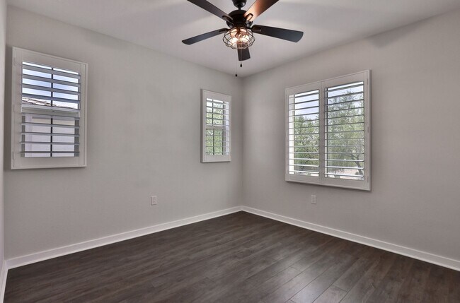 Building Photo - Gorgeous 4bed/3 bath End Unit Condo in Gil...