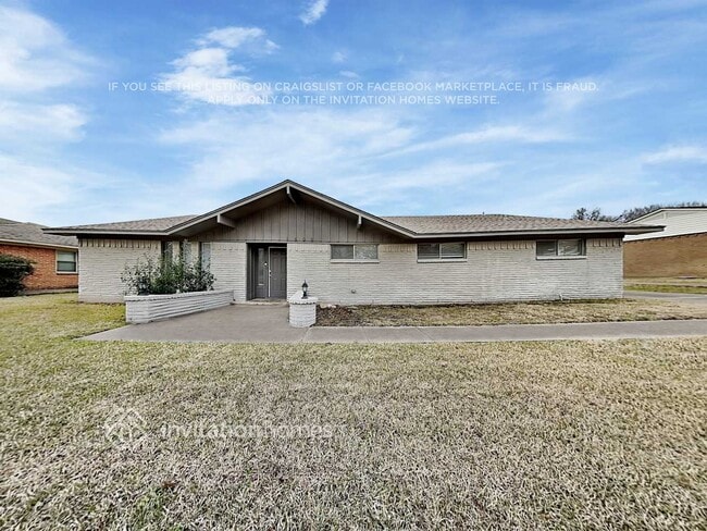 Building Photo - 1605 Comanche Trail