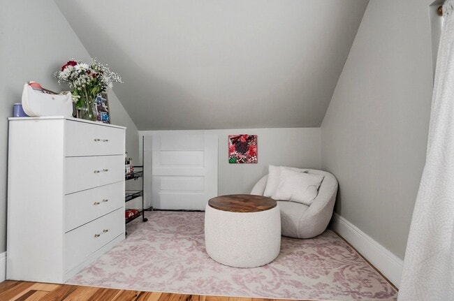 Building Photo - 7 Bed/3 Bath Mins. from UC Campus $700/pp ($4,900/mo)!