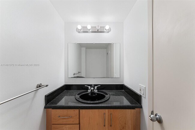 Building Photo - 9800 W Bay Harbor Dr