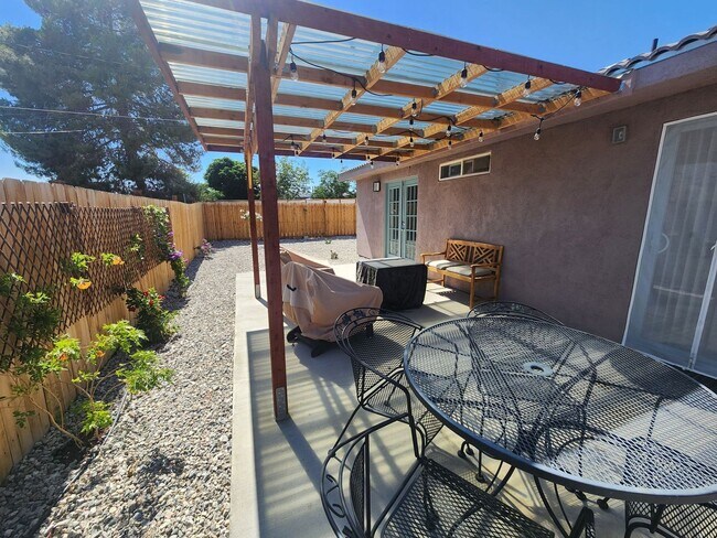 Building Photo - Fully Furnished 3 Bedroom Home w/ Covered ...