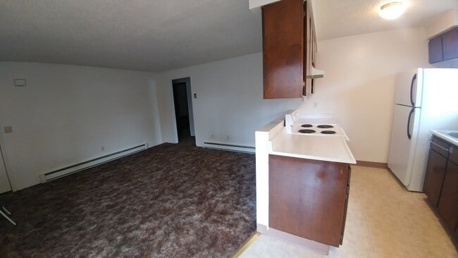 Building Photo - 1 Bedroom, 1 Bathroom Downstairs Apartment - South Suburbs