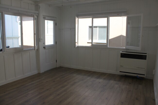Building Photo - 614 W Balboa Blvd
