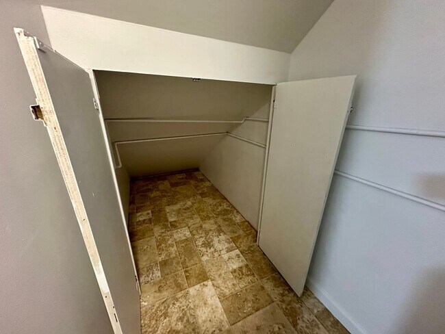 Building Photo - Spacious 2-Bed with Washer/Dryer, Dishwash...