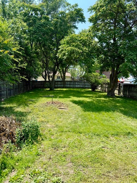 Nice back yard - 5706 South Union St