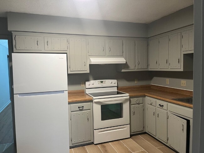 Building Photo - 665 Dutchmans Dr