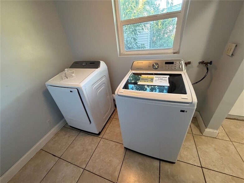 Building Photo - 4210 SW 10th St