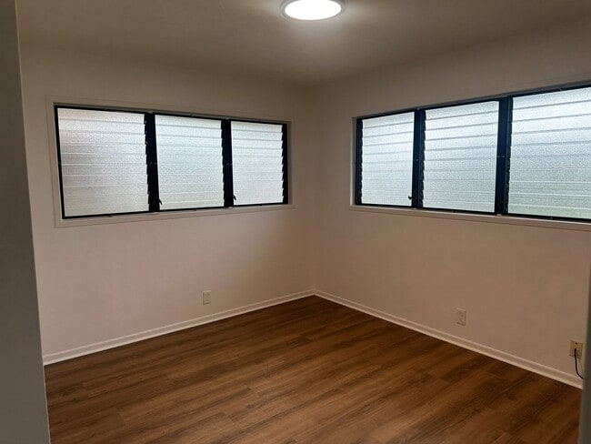 Building Photo - 2 bedroom 1 bath Cottage in the Aliamanu/Salt Lake area