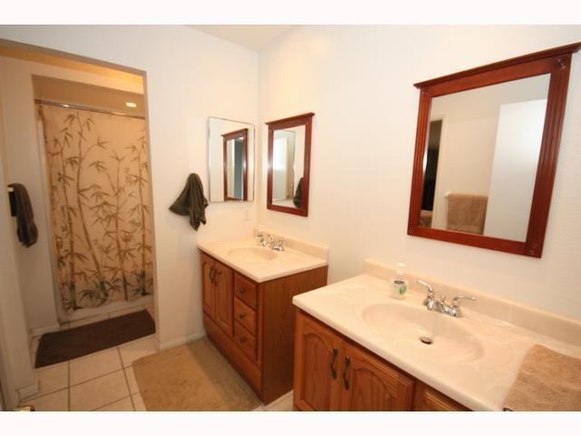 Building Photo - Upgraded End-Unit Townhome