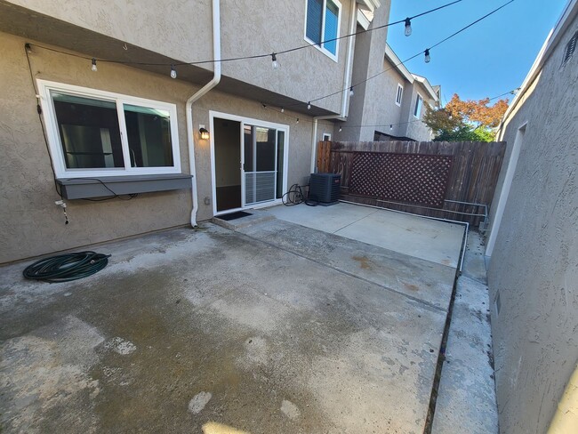 Building Photo - Spacious Two story 3 bed 2.5 baths + 2 car garage in great school district.