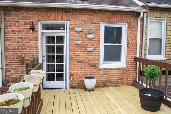 Building Photo - 8 E Henrietta St