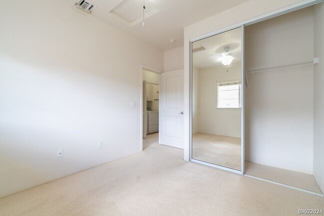 Building Photo - $3,100 / 2br - 2BED 2 BATH TOWNHOUSE IN ME...