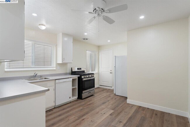Building Photo - 5478 Vicente Way